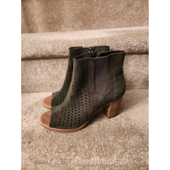 Toms "Majorca" Olive Green Faux Suede Peeptoe Booties Laser Cutouts Size 7.5 - Picture 2 of 10